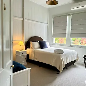Hotel Grand Old Crow, Crows Nest